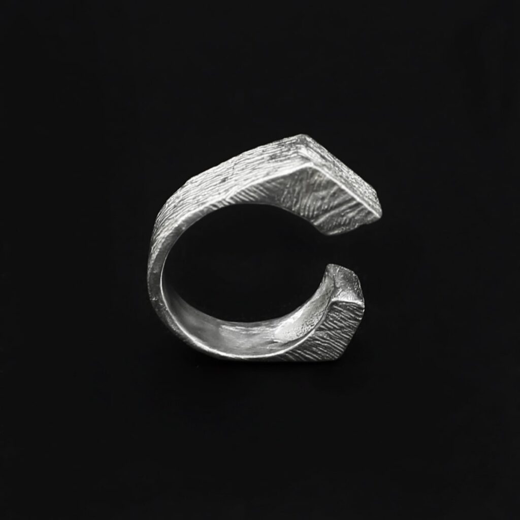anello in argento geometrico