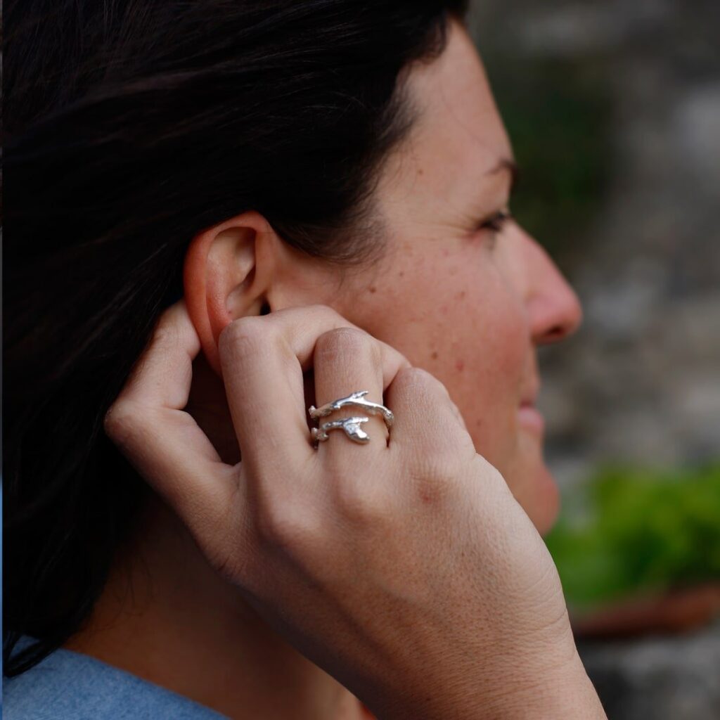 anello particolare a forma di mandorlo