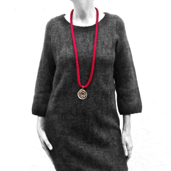 Collar largo con pieza de latón Rotondus